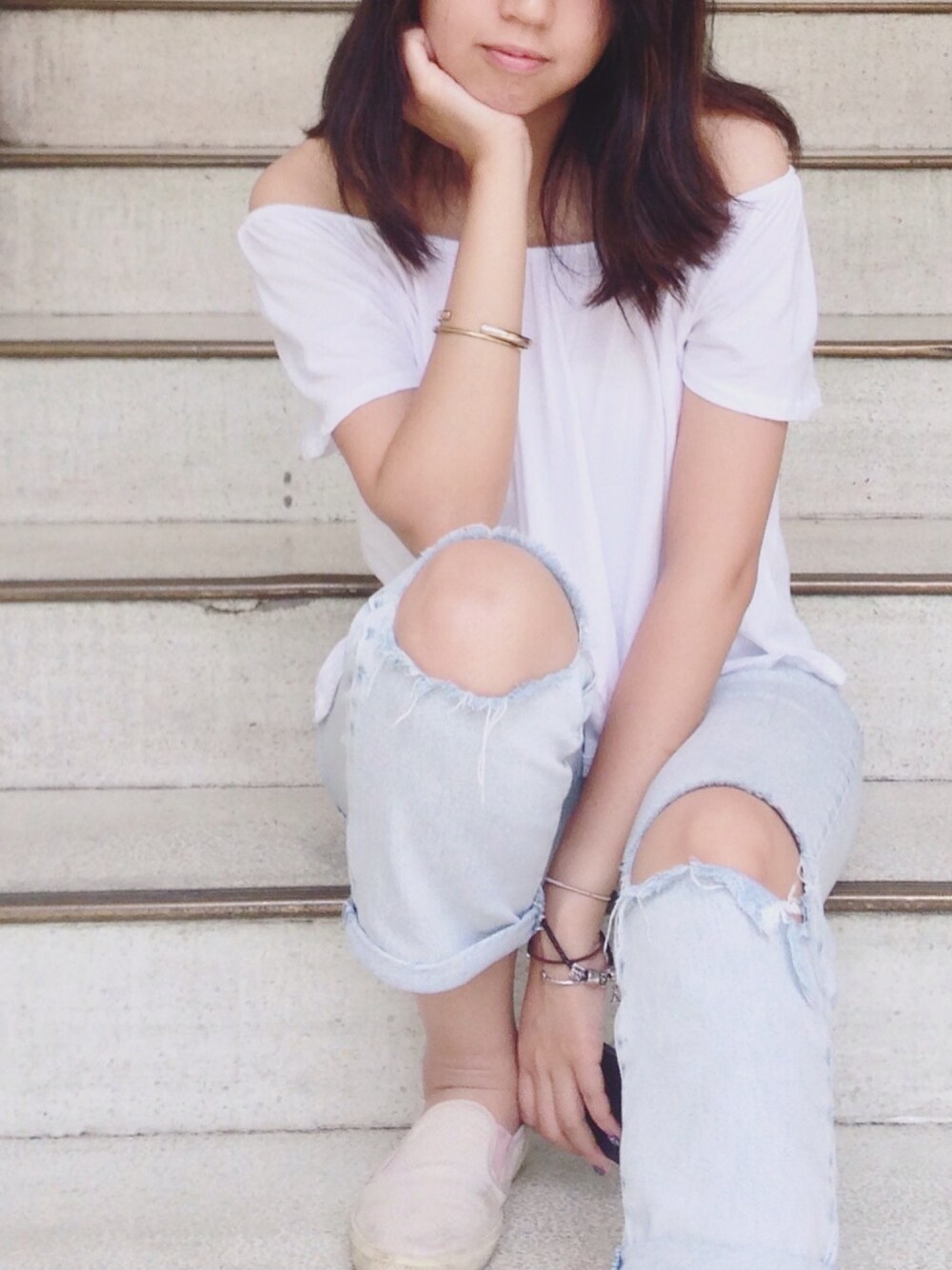 「summer、白、夏」｜「TOPSHOPのSlim tapered mom jeans in an ice denim wash with ripped knees and authentic trims. 100% cotton. machine wash.（デニムパンツ、その他）」を使った、Paliさん（レディース・164cm）の春コーディネートの1枚目の写真