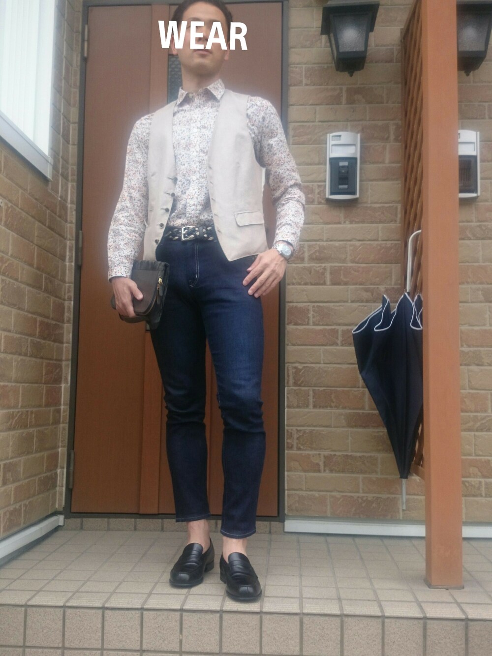 ブラック系のシューズ、ブルー系のクラッチバッグ、イエロー系のシャツ/ブラウスを着用したメンズの春コーディネートの1枚目の写真