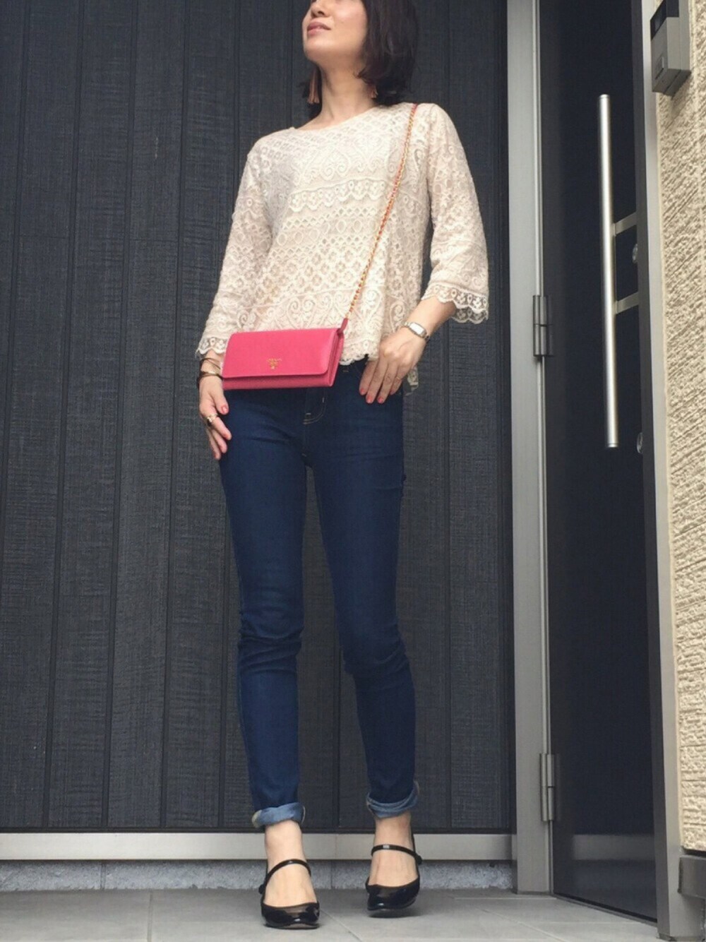 ブラック系のバレエシューズ、ブルー系のデニムパンツ、ベージュ系のシャツ/ブラウスを着用したレディースの秋コーディネートの1枚目の写真