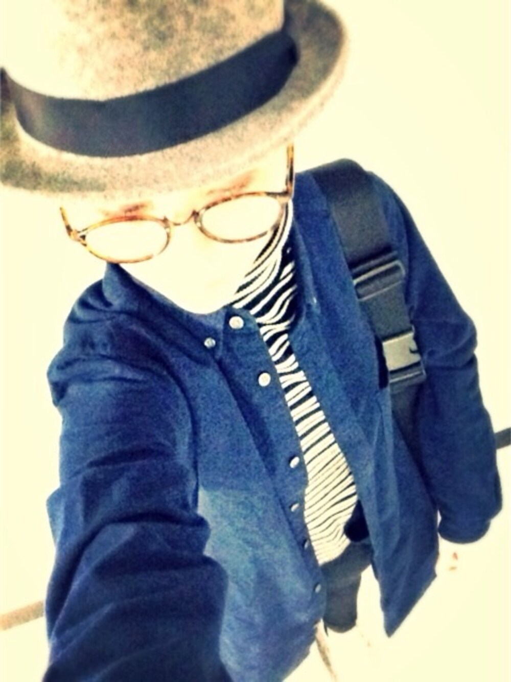 「ロングシャツ、hat、メガネ女子、スキニーパンツ、タートルネックニット」｜「RAGEBLUEのアイテム（シャツ/ブラウス、ブルー系）」を使った、ひらたおじさんさん（レディース・163cm）の秋コーディネートの1枚目の写真