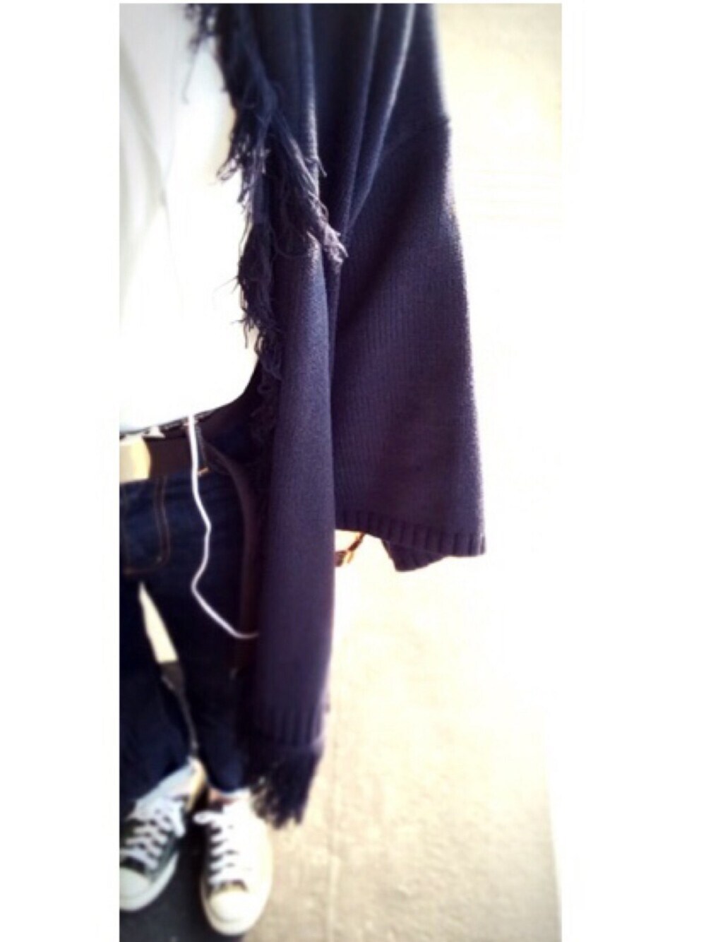 「フリンジ、カーディガン、ポケットＴシャツ、ダメージデニムパンツ、ワンウォッシュデニム、コンバース、converse、JEANASiS、moussy、ROOTOTE」｜「JEANASISの5Gフリンジカーディガン/713222 （カーディガン/ボレロ、ブルー系）」を使った、ひらたおじさんさん（レディース・163cm）の春コーディネートの1枚目の写真
