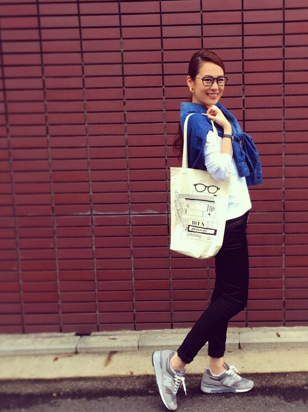 「トムブラウン、THOMBROWNE、ザラ、ZARA、DITA、デニムシャツ、スニーカー、ニューバランス、NEWBALANCE、M997」｜「BARNYARDSTORMのアイテム（Tシャツ/カットソー、ホワイト系）」を使った、maicoさん（レディース・169cm）の夏コーディネートの1枚目の写真
