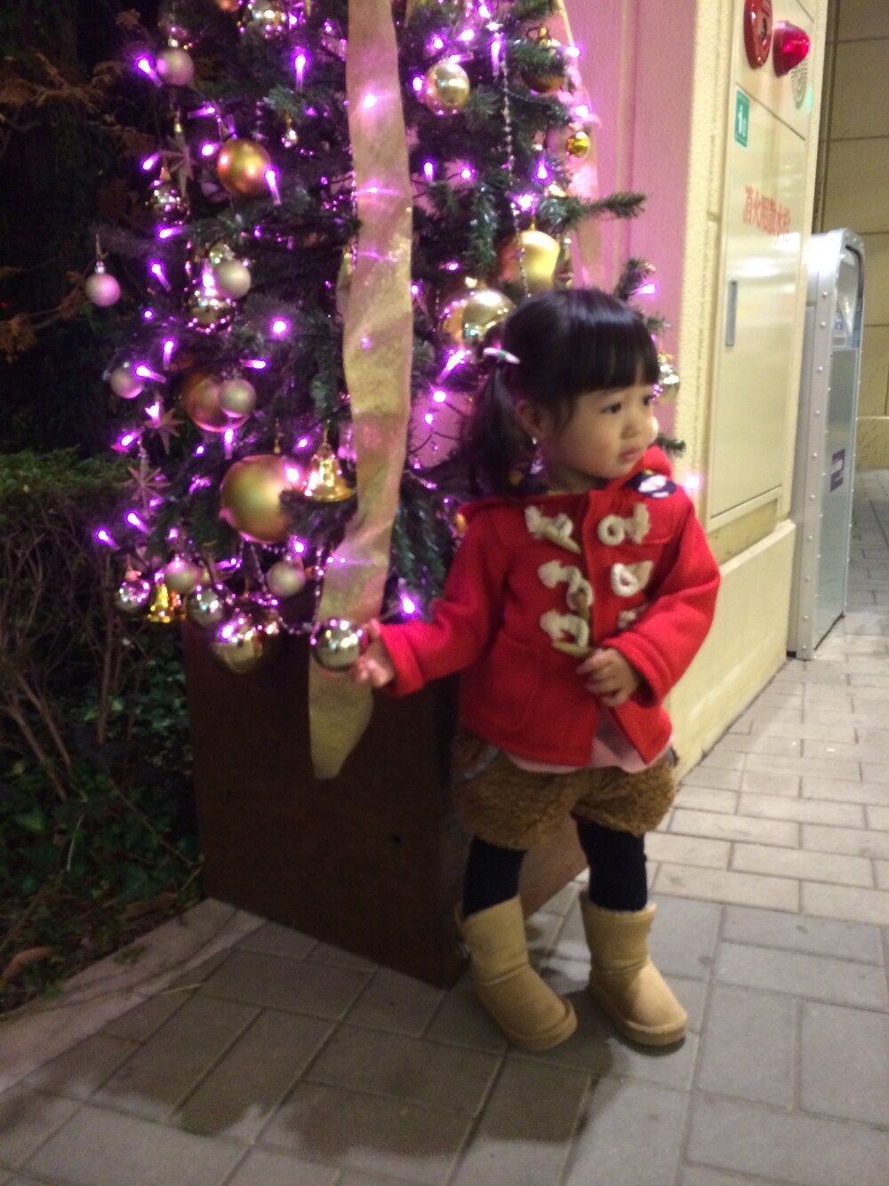 「ダッフルコート、ムートンブーツ、kids、赤×黒、レギンス×ショートパンツ、モコモコパンツ、junk store」｜「BREEZEのアイテム（ダッフルコート、レッド系）」を使った、airinmamaさん（キッズ・80cm）の秋コーディネートの1枚目の写真