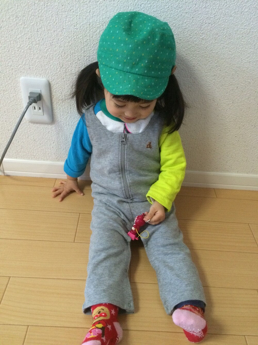 「ミッキー、ミッキーT、babygap、kids、サロペット」｜「赤ちゃん本舗のアイテム（キャップ、グリーン系）」を使った、airinmamaさん（キッズ・80cm）の冬コーディネートの1枚目の写真