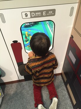 「TOMMY HILFIGER（トミーヒルフィガー）のアイテム（スニーカー、ブルー系）」を使った、おーさん（キッズ・100cm）の冬コーディネート