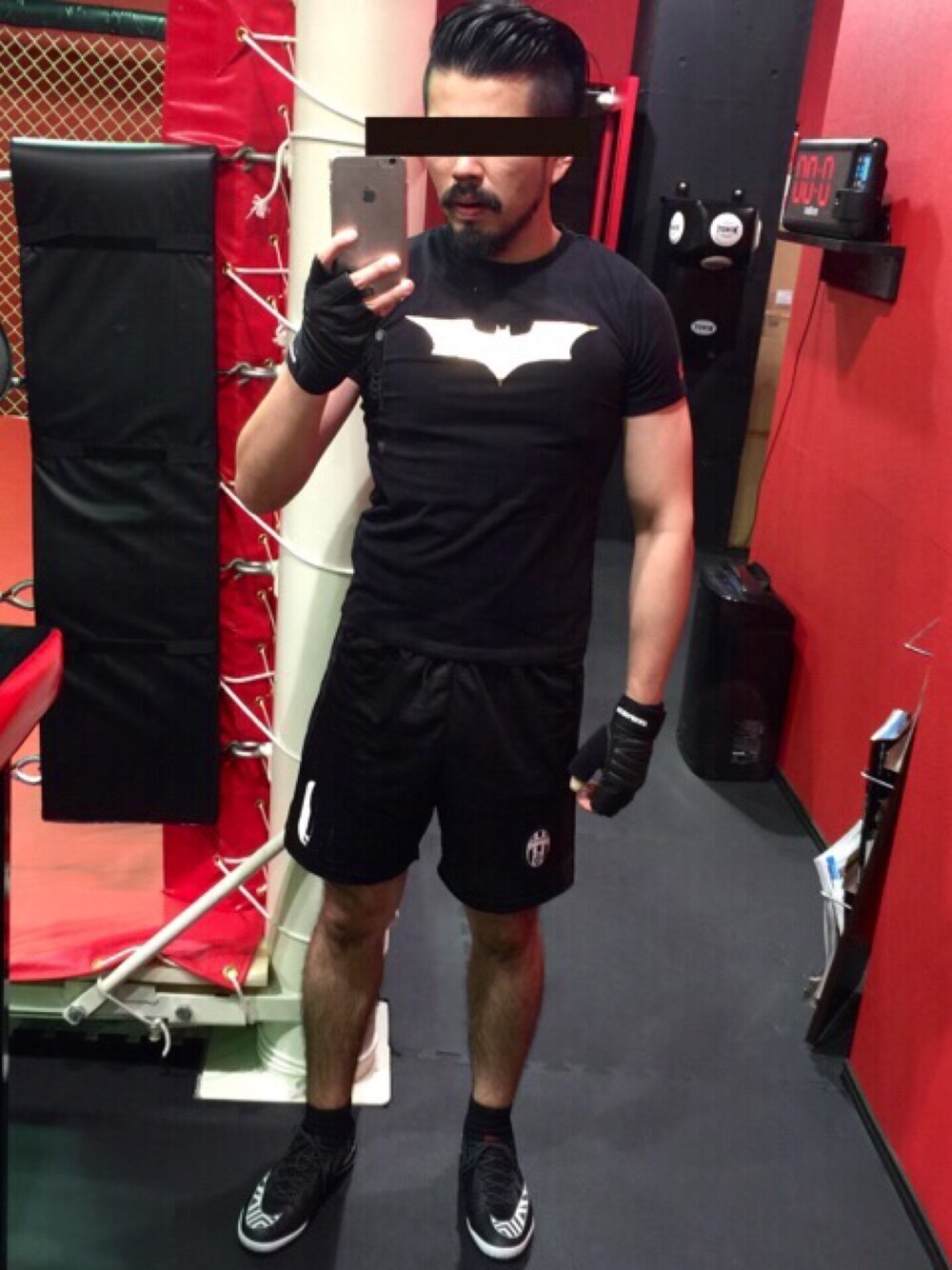 「body makerのアイテム（Tシャツ/カットソー、ブラック系）」を使った、JoeJoさん（メンズ・175cm）の秋コーディネートの1枚目の写真