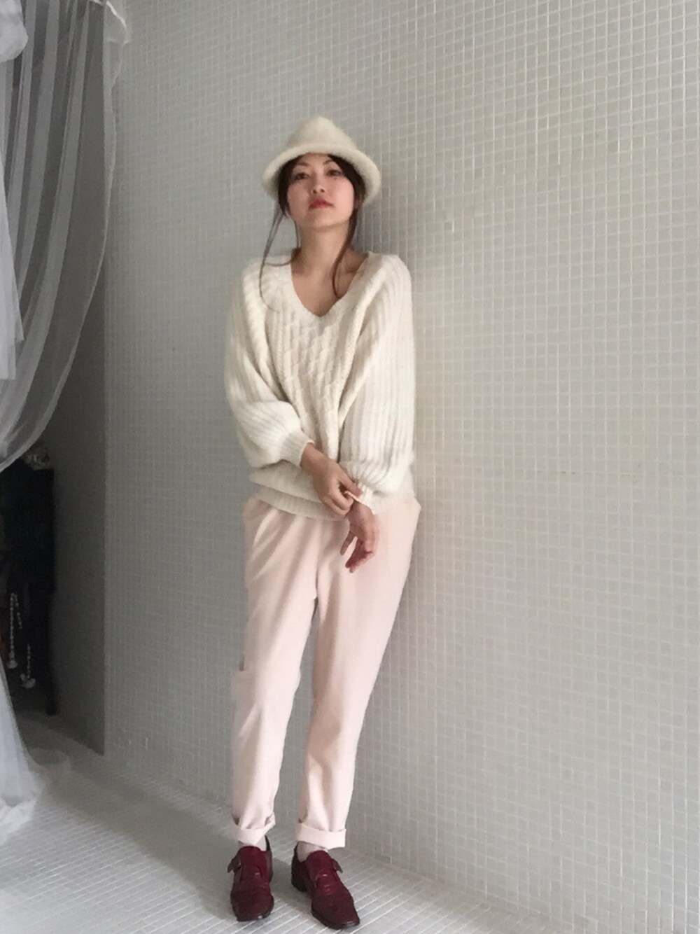「ママコーデ、ママファッション、ニット、サロペット」｜「E hyphen world galleryのアイテム（ニット/セーター、ホワイト系）」を使った、ricocoさん（レディース・161cm）の冬コーディネートの1枚目の写真