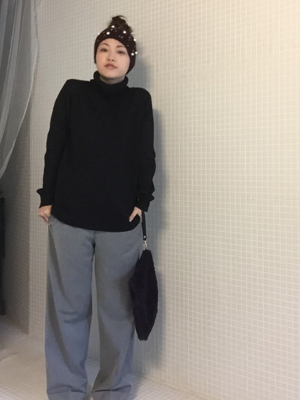 「タートルネック、ヘッドアクセ、ヘッドバンド、ファー小物、ワイドパンツ、ママコーデ、ママ、ママファッション、ゆるゆる」｜「UNIQLOのアイテム（ニット/セーター、ブラック系）」を使った、ricocoさん（レディース・161cm）の冬コーディネートの1枚目の写真