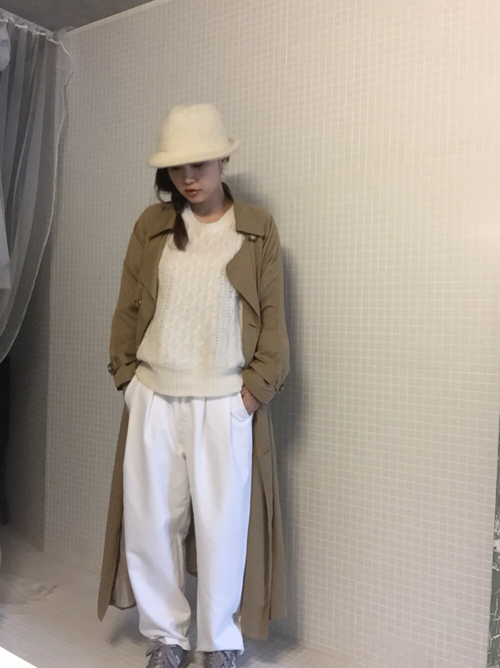 「トレンチコート、ホワイトコーデ、ホワイトパンツ、スニーカー、ファー帽子、ロングコート、リンクコーデ、ママコーデ、ママファッション」｜「Ungridの【Lady like】ﾃﾝｾﾙﾛﾝｸﾞﾄﾚﾝﾁｺｰﾄ（トレンチコート、イエロー系）」を使った、ricocoさん（レディース・161cm）の冬コーディネートの1枚目の写真