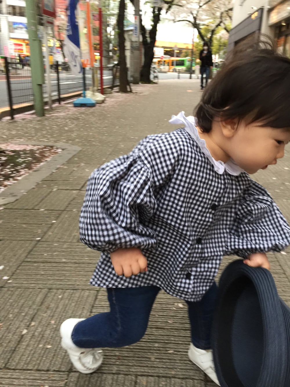 「キッズファッション、ベビー、春コーデ、キッズコーデ、ベビーコーデ、女の子、1歳、シャツ、チェックシャツ」｜「koreaのアイテム（シャツ/ブラウス、ブラック系）」を使った、ricocoさん（キッズ・70cm）の春コーディネートの1枚目の写真