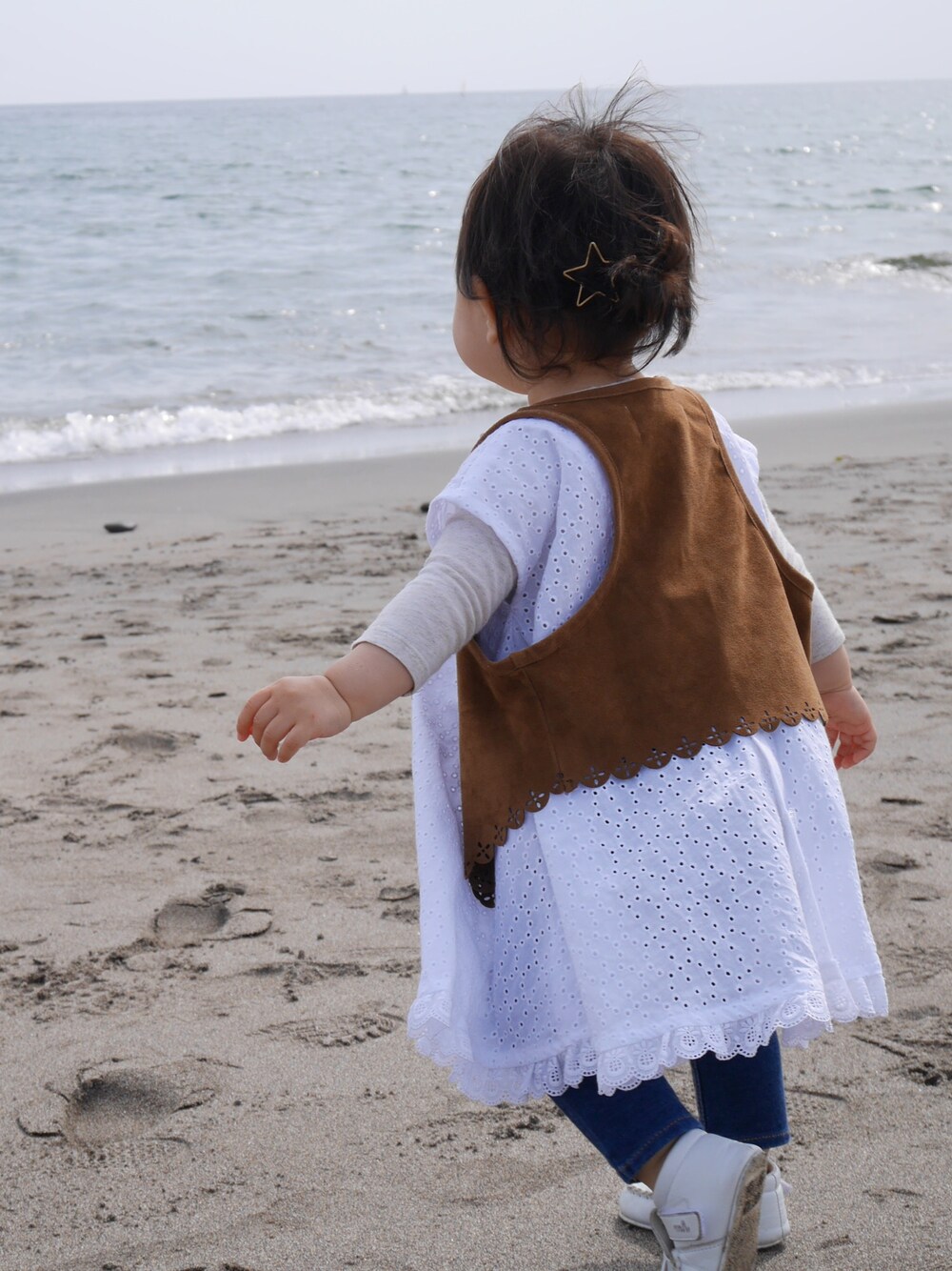 「キッズコーデ、キッズファッション、ベビーコーデ、海、1歳、女の子」｜「Handmadeのアイテム（ワンピース、ホワイト系）」を使った、ricocoさん（キッズ・70cm）の春コーディネートの1枚目の写真