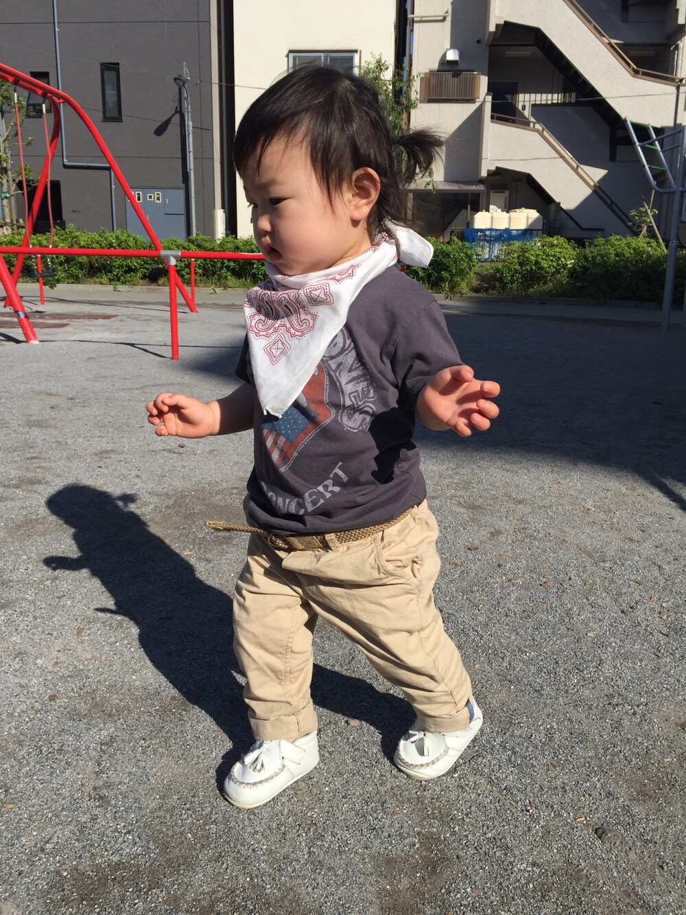 「バンダナ、バンドT、古着MIX、女の子、1歳、キッズコーデ、ベビーコーデ、Tシャツ」｜「USEDのアイテム（Tシャツ/カットソー、グレー系）」を使った、ricocoさん（キッズ・70cm）の春コーディネートの1枚目の写真