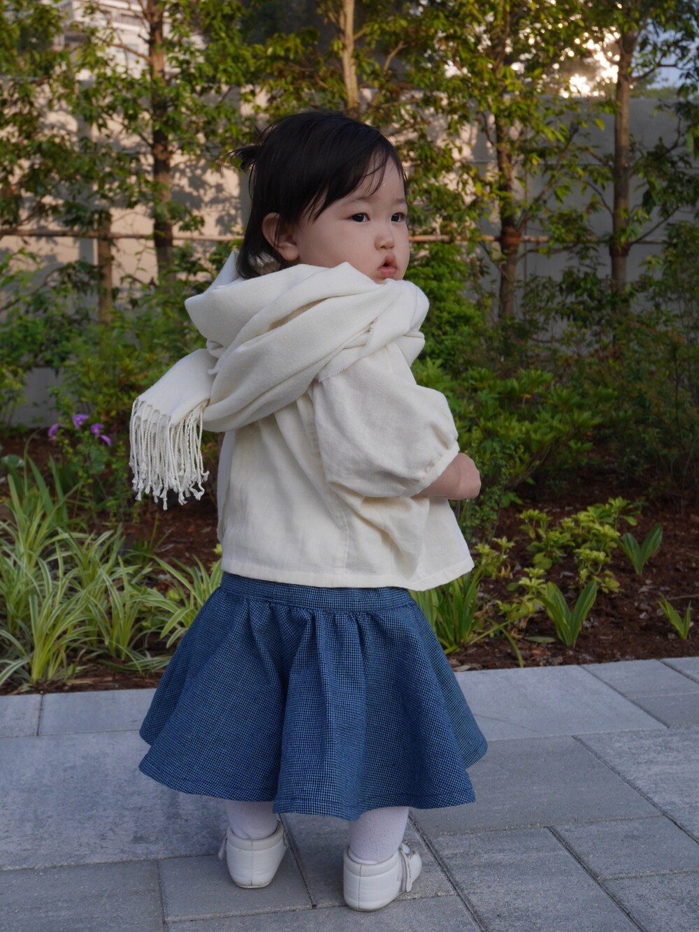 「キッズコーデ、ハンドメイド、ばぁばメイド、1歳、ベビー、おんなのこ、ナチュラル」｜「Handmadeのアイテム（シャツ/ブラウス、ホワイト系）」を使った、ricocoさん（キッズ・70cm）の春コーディネートの1枚目の写真