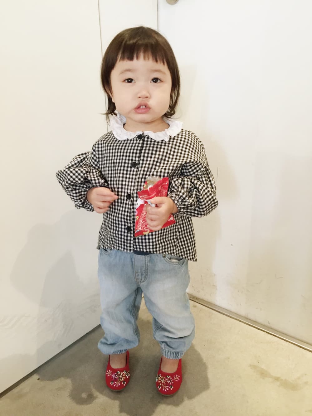 「秋のコーデ、おんなのこ、キッズコーデ、ベビーコーデ、赤いくつ、チェックシャツ、1歳」｜「韓国のアイテム（シャツ/ブラウス、その他）」を使った、ricocoさん（キッズ・80cm）の秋コーディネートの1枚目の写真