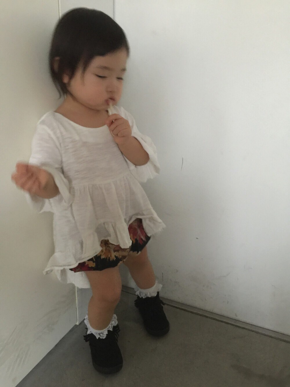「秋のコーデ、女の子、1歳、アシンメトリー、白ワンピース、フリンジ、ブーツ、キッズコーデ、ベビーコーデ」｜「韓国子供服のアイテム（Tシャツ/カットソー、ホワイト系）」を使った、ricocoさん（キッズ・80cm）の秋コーディネートの1枚目の写真