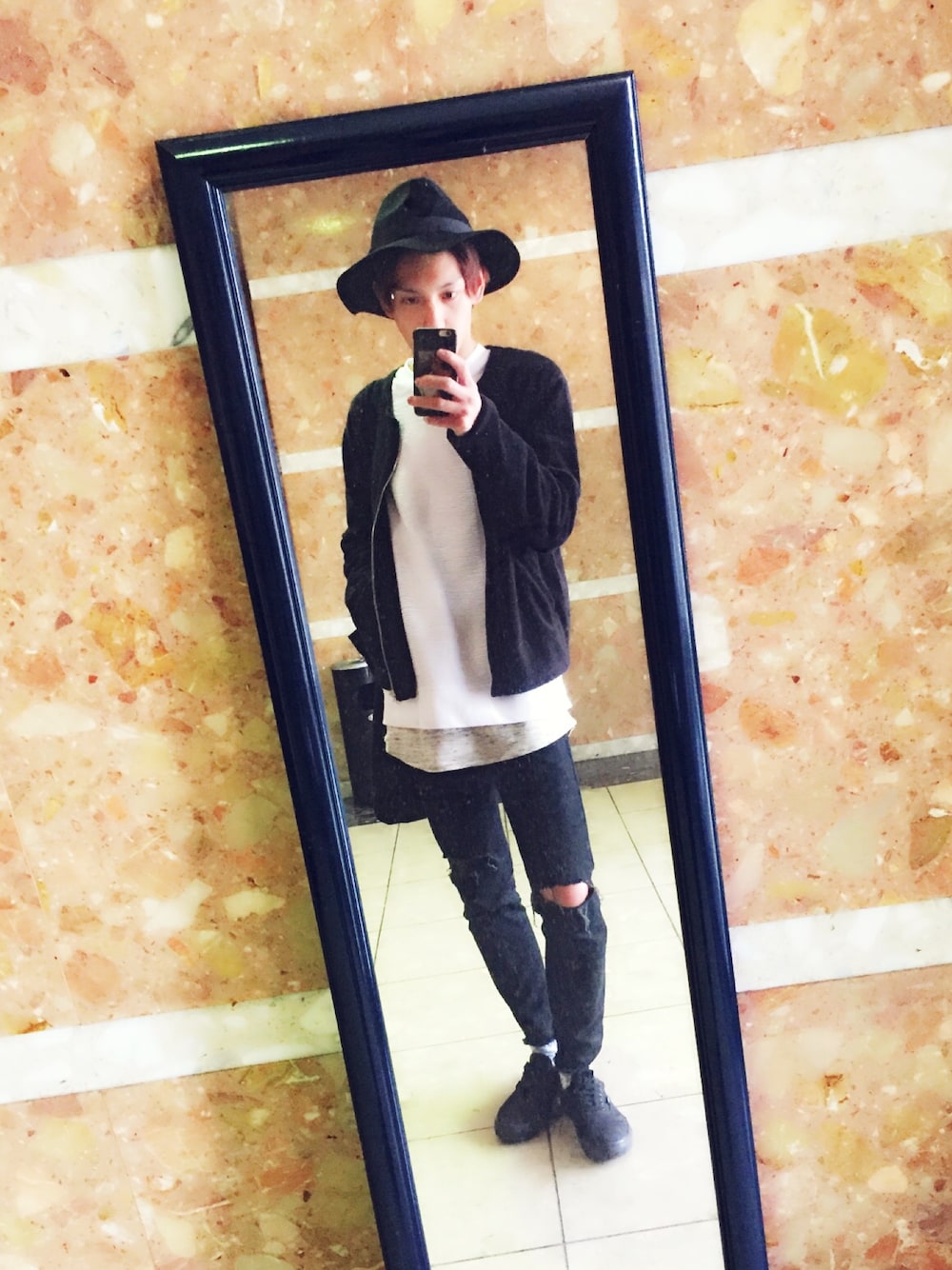 ブラック系のカーディガン/ボレロ、ホワイト系のトップス、グレー系のTシャツ/カットソーを着用したメンズの春コーディネートの1枚目の写真
