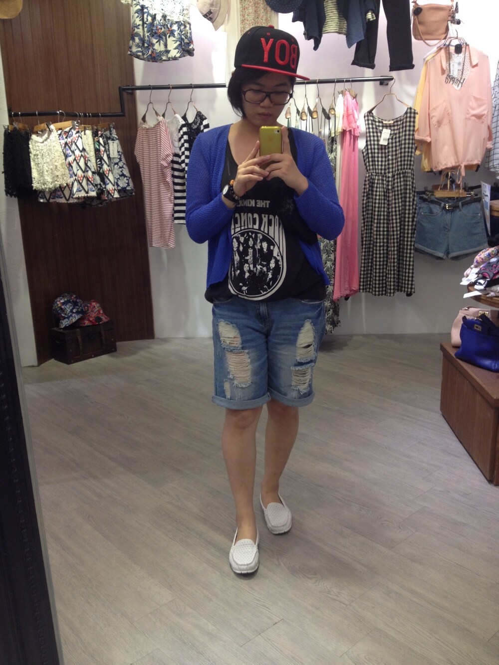 「white、black、blue、RAD」｜「CONVERSEのアイテム（タンクトップ、ブラック系）」を使った、shuwenさん（レディース・156cm）の秋コーディネートの1枚目の写真
