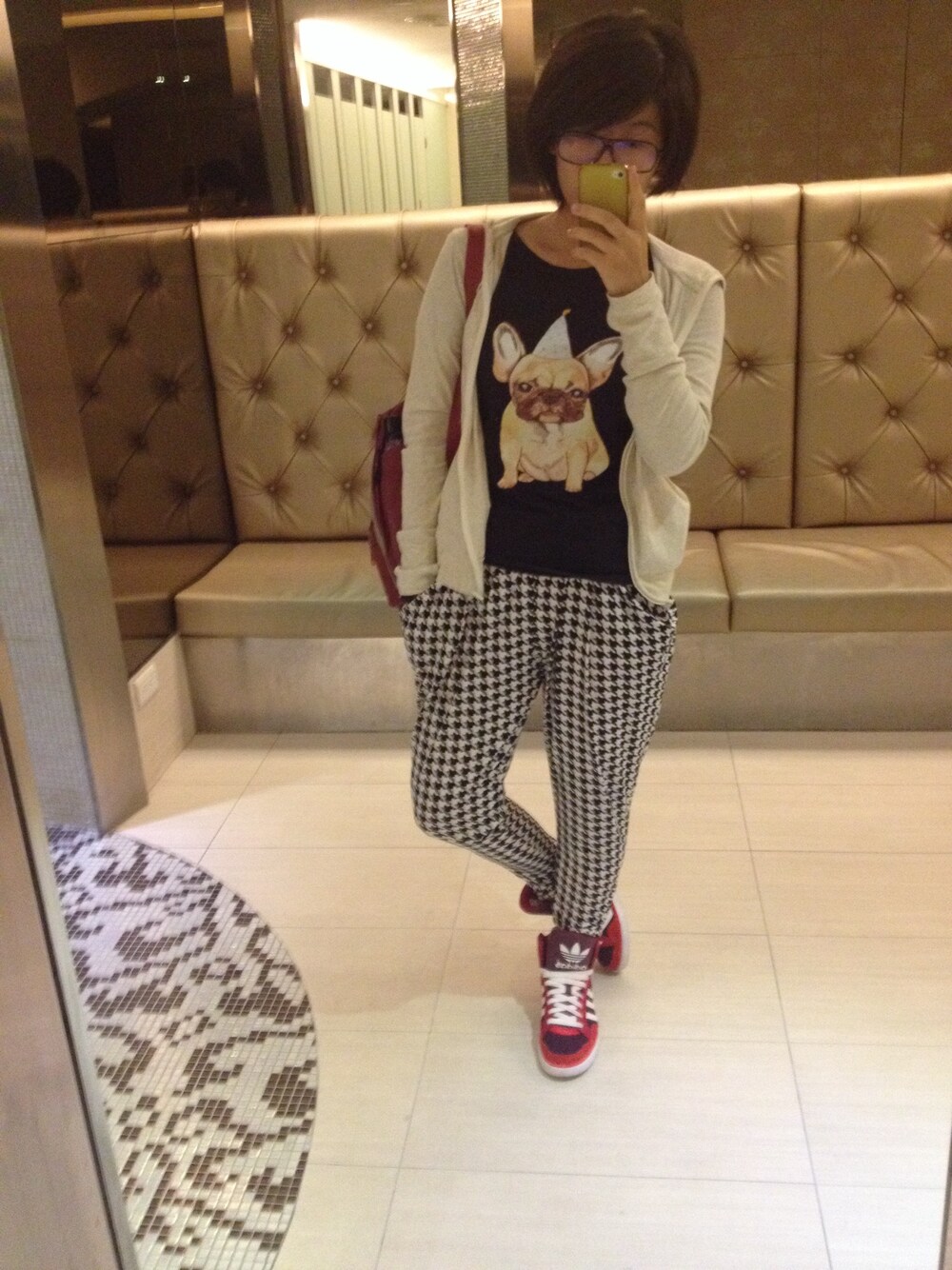 「RAD、black、white」｜「五分埔のアイテム（Tシャツ/カットソー、ブラック系）」を使った、shuwenさん（レディース・156cm）の秋コーディネートの1枚目の写真