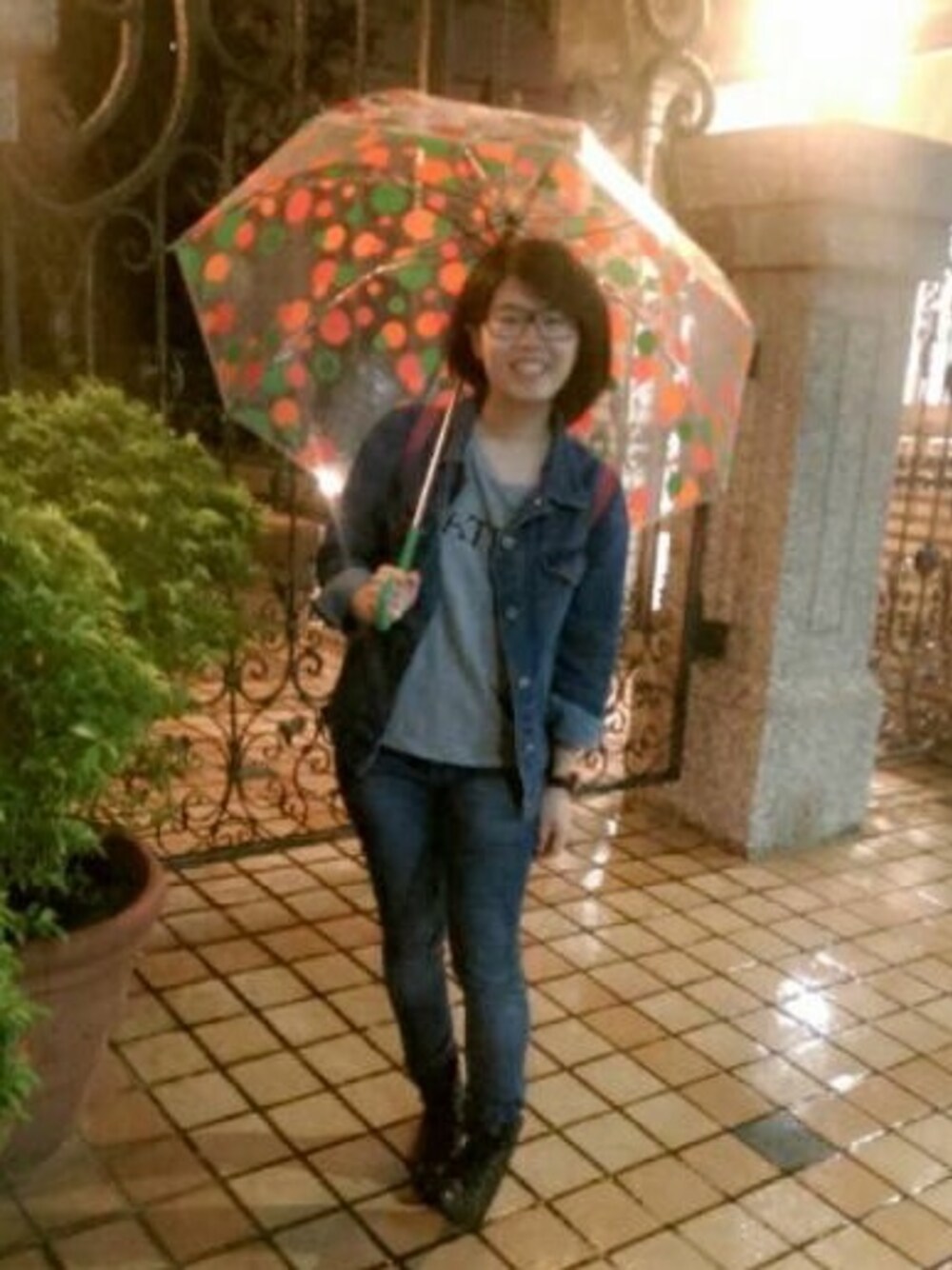 「rain、black」｜「台南のアイテム（Tシャツ/カットソー、グレー系）」を使った、shuwenさん（レディース・156cm）の秋コーディネートの1枚目の写真
