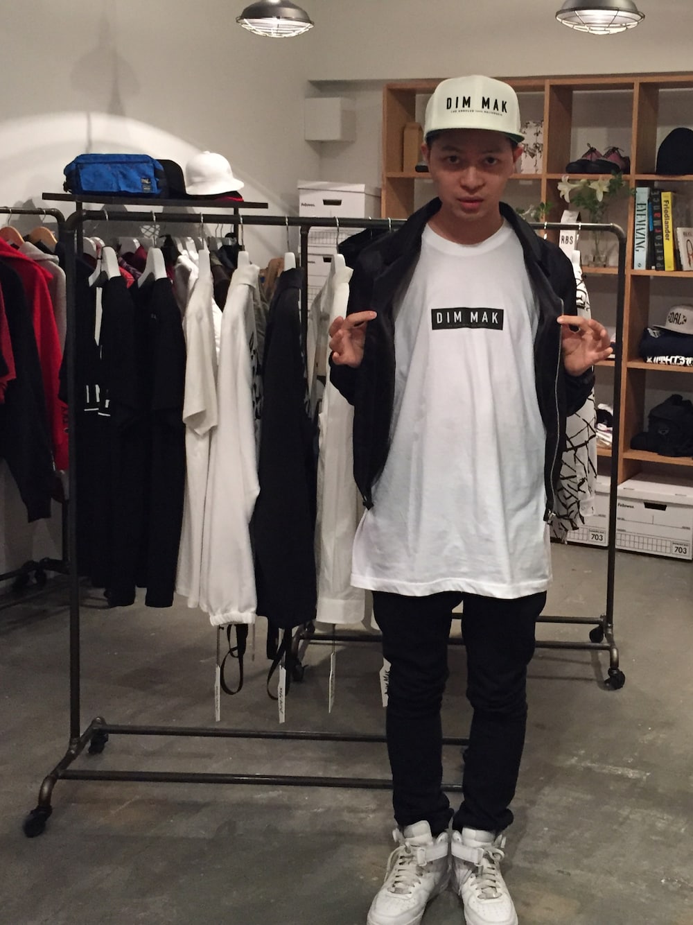 「DIMMAK、steveaoki、AIR FORCE 1、white、CAP、ridersjacket、snapback、black、black and white、BEN DAVIS」｜「DIM MAK COLLECTIONのアイテム（Tシャツ/カットソー、ホワイト系）」を使った、HWLNGINSTさん（メンズ・165cm）の夏コーディネートの1枚目の写真