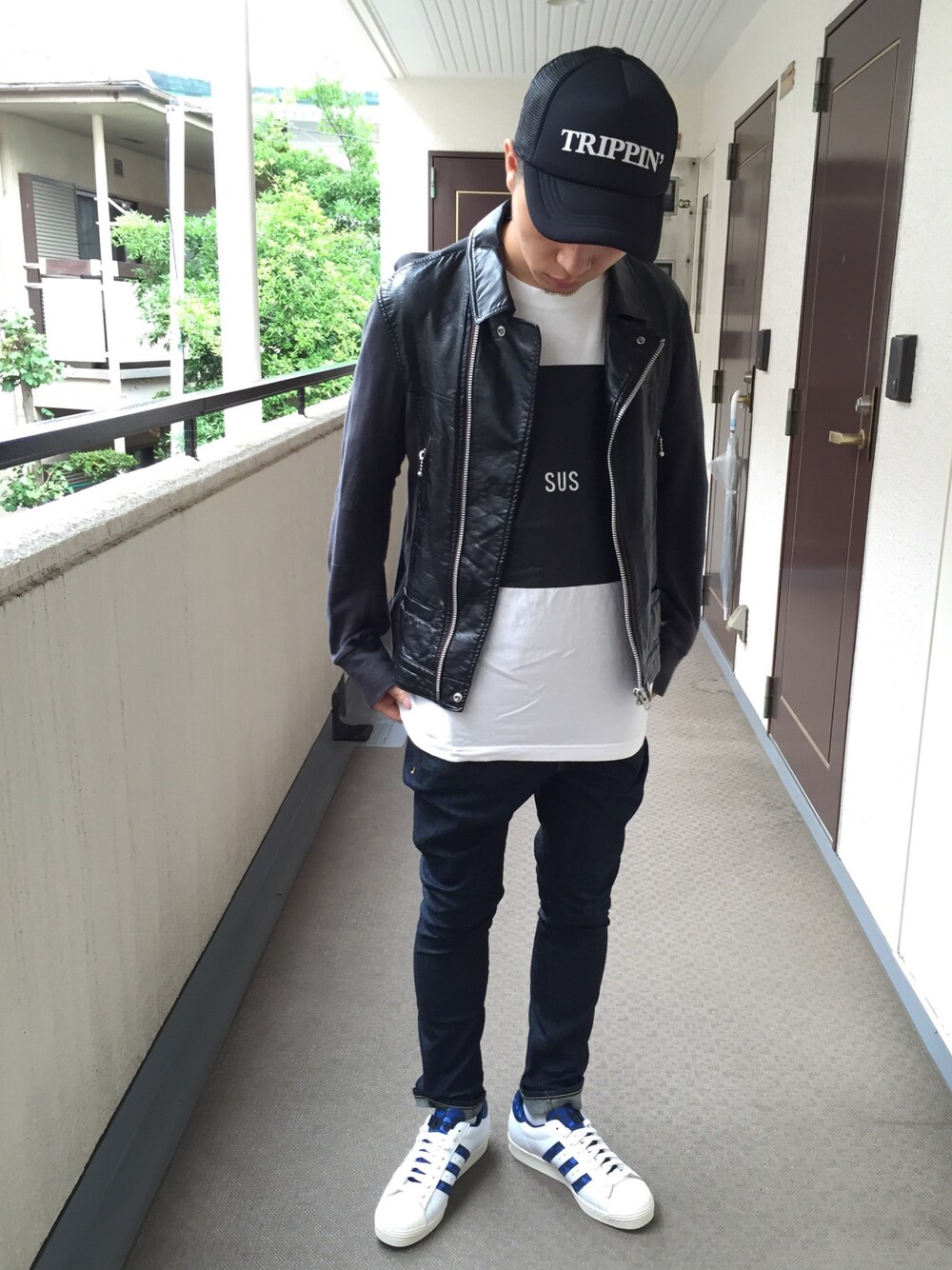 ホワイト系のTシャツ/カットソー、ブラック系のライダースジャケット、ブルー系のデニムパンツを着用したメンズの夏コーディネートの1枚目の写真