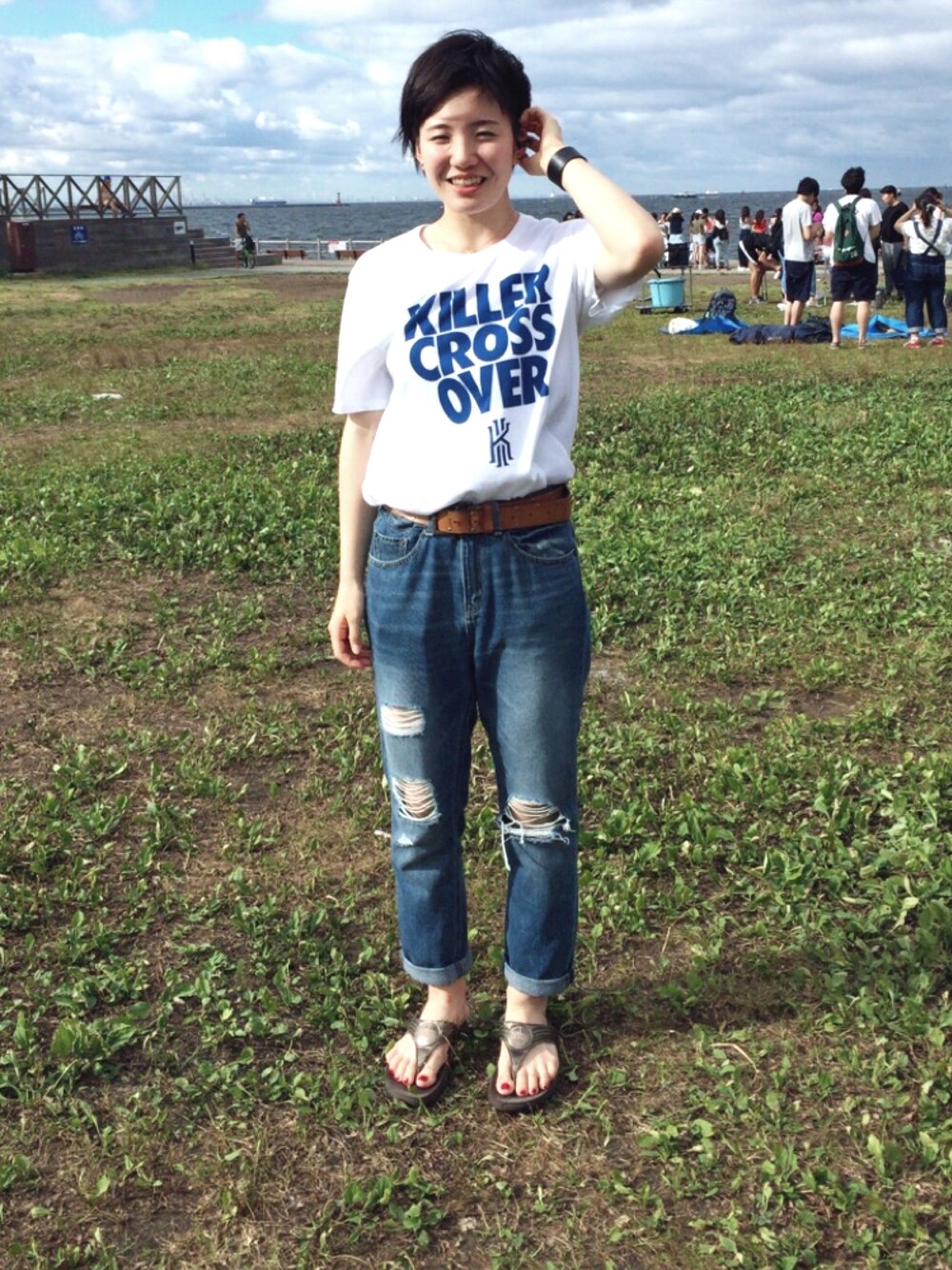 ホワイト系のTシャツ/カットソー、ブラウン系のサンダル、ブラック系のその他を着用したレディースの夏コーディネートの1枚目の写真