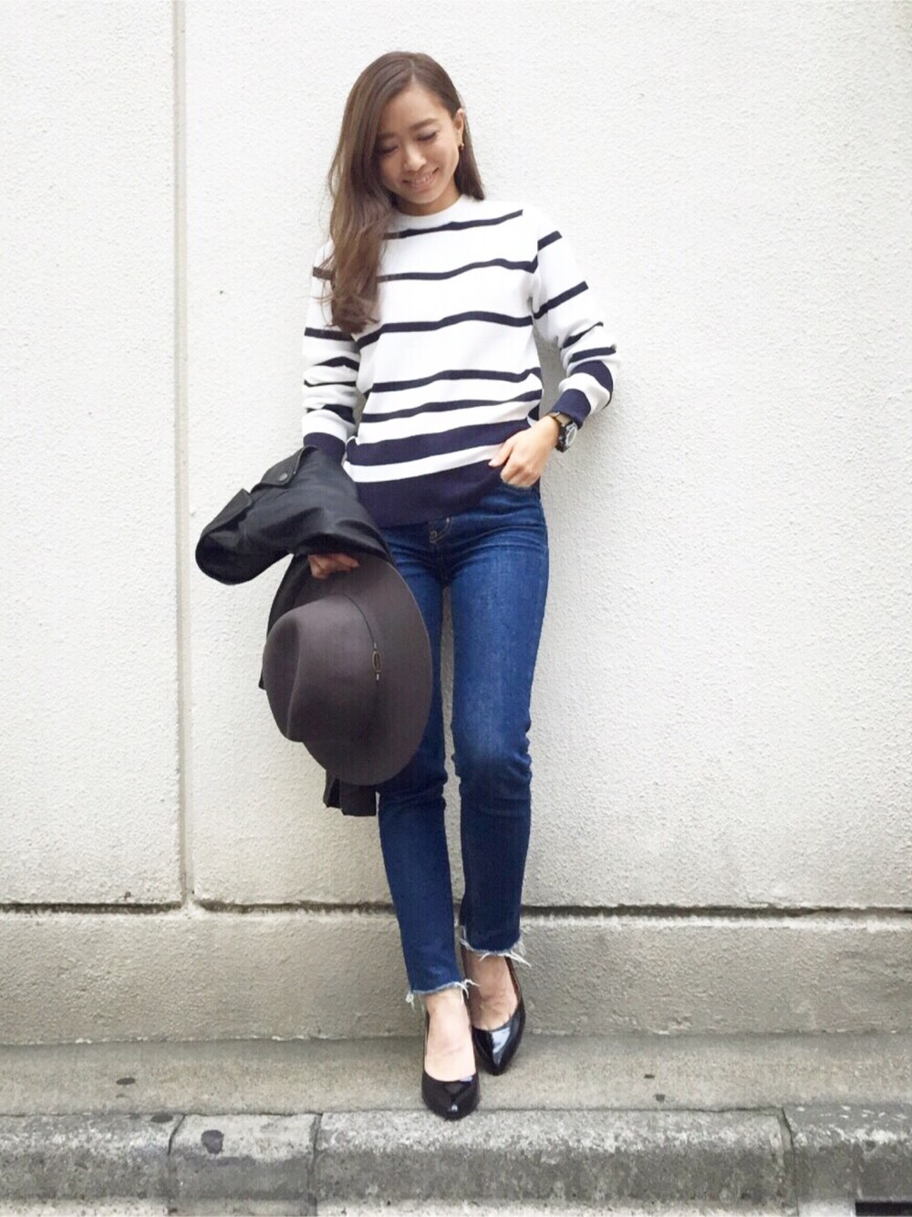「デニム、パンプス、ボーダー、ライダース、STUDIOUS、STUDIOUS SELECT(STUDIOUS SELECT)、ボーダートップス」｜「STUDIOUSのSTUDIOUS チェンジボーダーニット（ニット/セーター、ホワイト系）」を使った、Tomomi Watanabeさん（レディース・150cm）の秋コーディネートの1枚目の写真