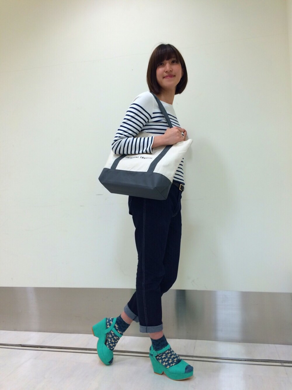 グリーン系のサンダルを着用したレディースの春コーディネートの1枚目の写真