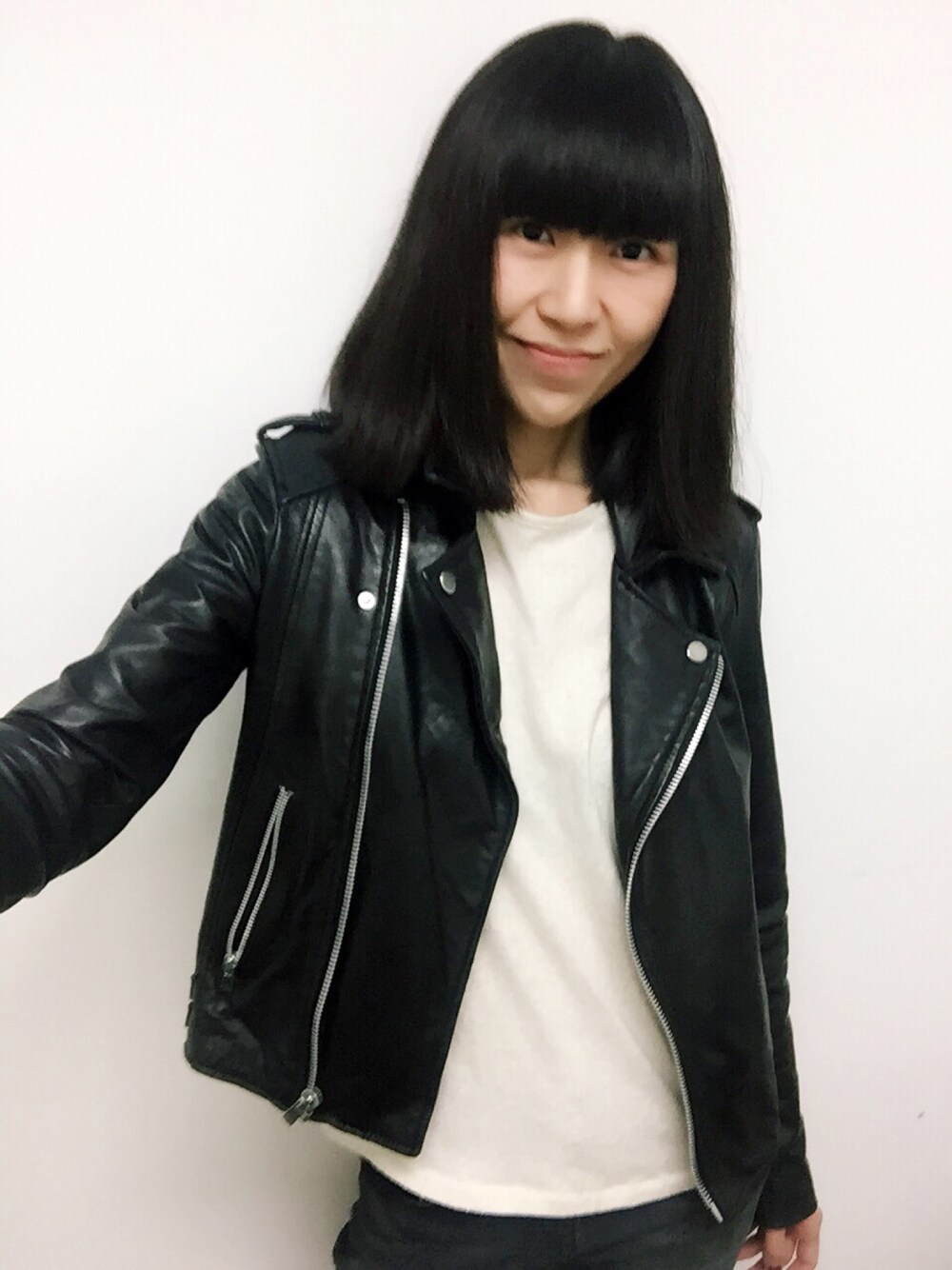 「leather、leather jacket」｜「MANGOのアイテム（ライダースジャケット、ブラック系）」を使った、weiさん（レディース・168cm）の冬コーディネートの1枚目の写真