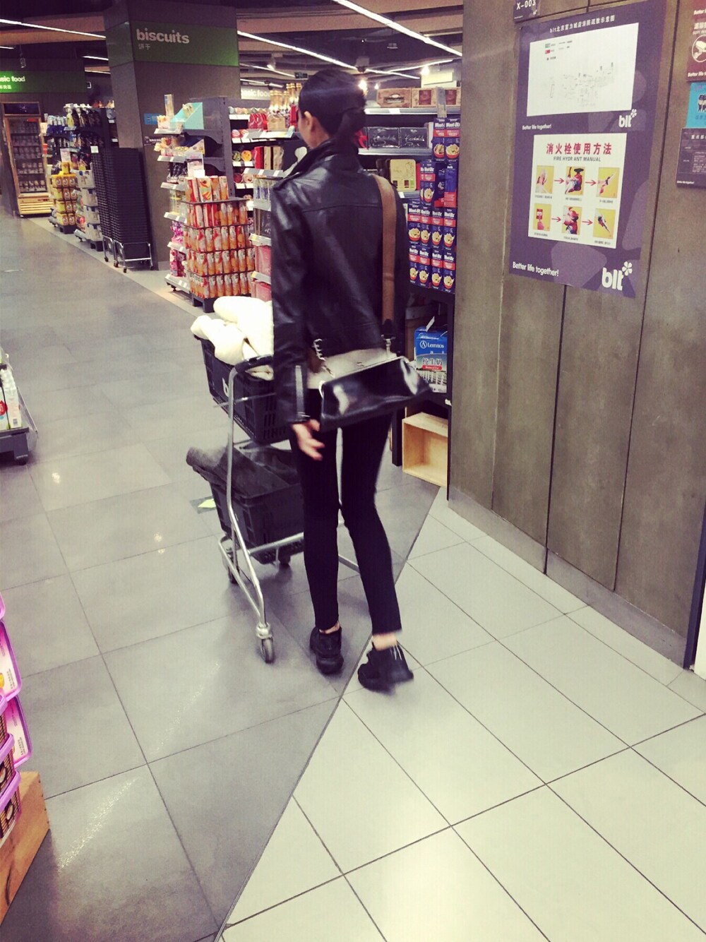 「street、COMME des GARCONS、Y-3、leather jacket、black、ACNE」｜「Acne Studiosのアイテム（デニムパンツ、ブラック系）」を使った、weiさん（レディース・168cm）の冬コーディネートの1枚目の写真