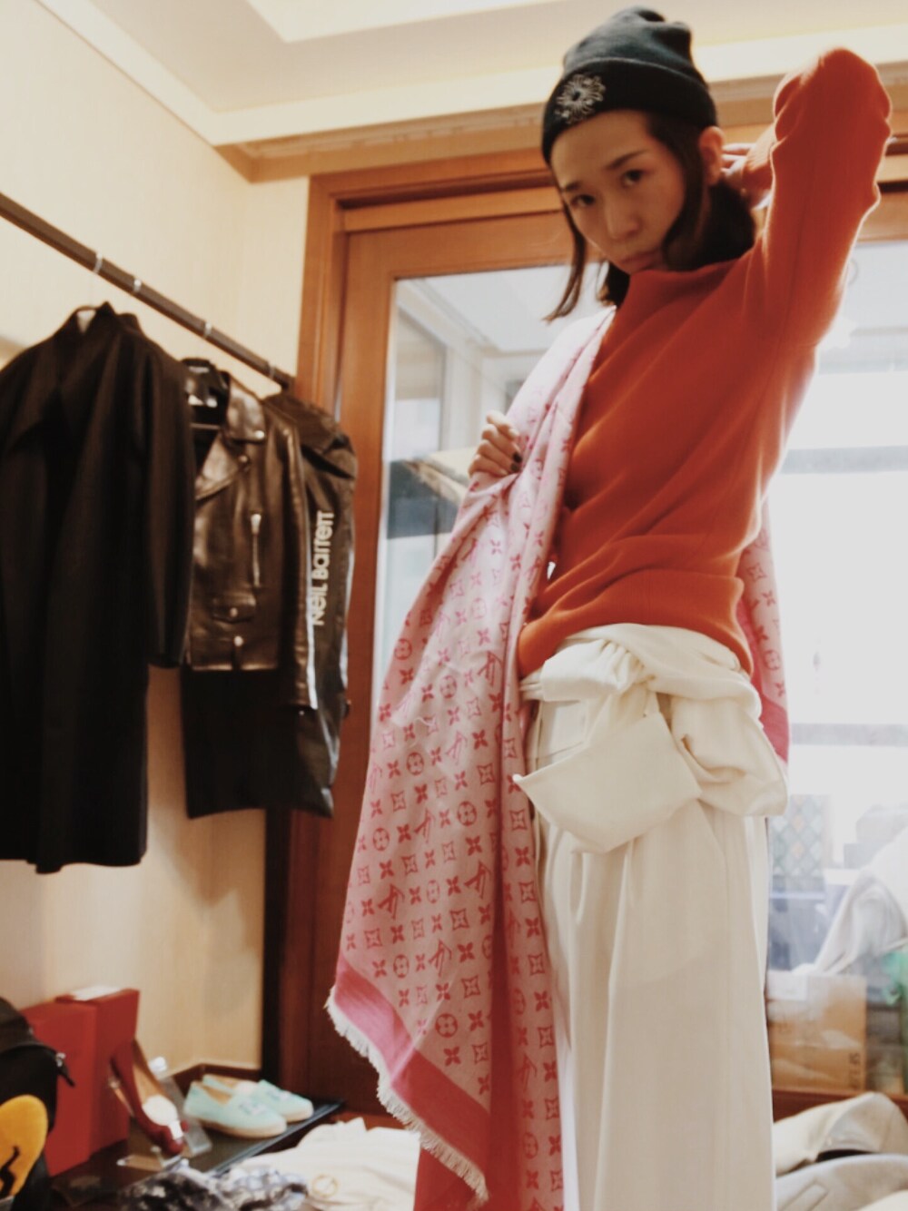 「LouisVuitton、HERMES、Chrome Hearts、winter」｜「HERMESのアイテム（ニット/セーター、オレンジ系）」を使った、weiさん（レディース・168cm）の冬コーディネートの1枚目の写真