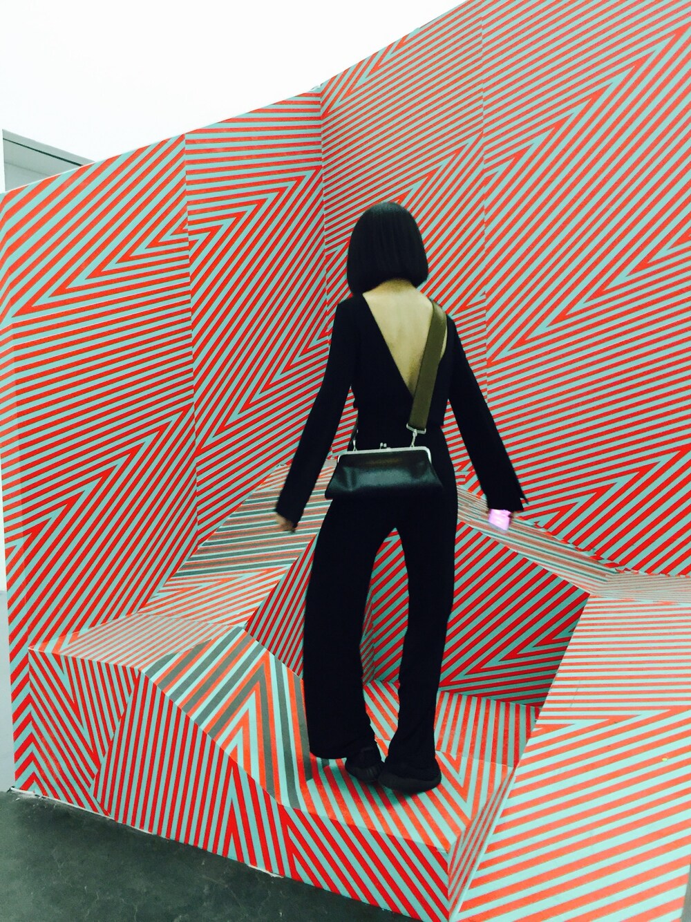 「COMME des GARCONS、H&M」｜「COMME des GARCONSのアイテム（ショルダーバッグ、ブラック系）」を使った、weiさん（レディース・168cm）の夏コーディネートの1枚目の写真