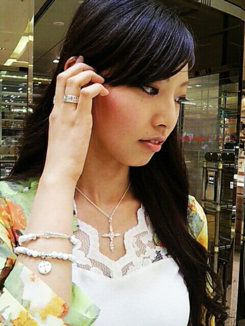 「ホワイト、ブレス、クロス」｜「Loree RodkinのSwirl Cross Pendant/ネックレス（ネックレス、シルバー系）」を使った、junさん（レディース・164cm）の春コーディネートの1枚目の写真