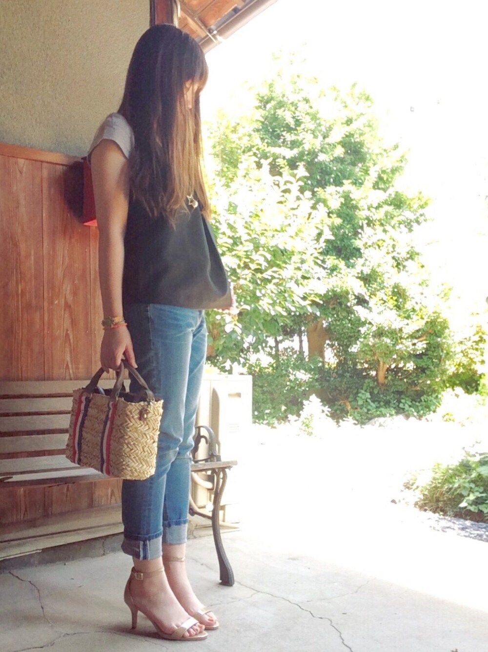 「Tシャツ、キャミソール、パールネックレス、デニム、ロールアップ、ビジューアクセ、ビーズ、かごバッグ、サンダル、ママコーデ」｜「GUのアイテム（キャミソール、ブラック系）」を使った、☆kiraky☆さん（レディース・156cm）の夏コーディネートの1枚目の写真