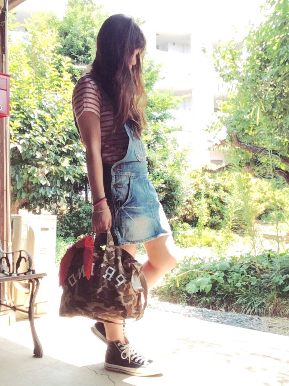 「Tシャツ、ボーダー、サロペット、デニム、トートバッグ、カモフラ、バンダナ、スニーカー、ママコーデ」｜「GUの（GU）ボーダークルーネックＴ（半袖）（トップス、レッド系）」を使った、☆kiraky☆さん（レディース・156cm）の秋コーディネートの1枚目の写真