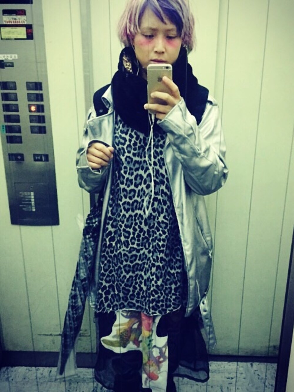 グレー系のスウェット、ブルー系のスカート、シルバー系のその他アウターを着用したレディースの冬コーディネートの1枚目の写真