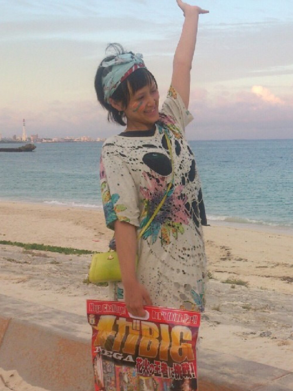 「花火、ダメージ、ゆるコーデ、ビックシルエット、ターバン、海」｜「NOZOMI ISHIGUROのアイテム（Tシャツ/カットソー、ベージュ系）」を使った、kanoさん（レディース・163cm）の秋コーディネートの1枚目の写真