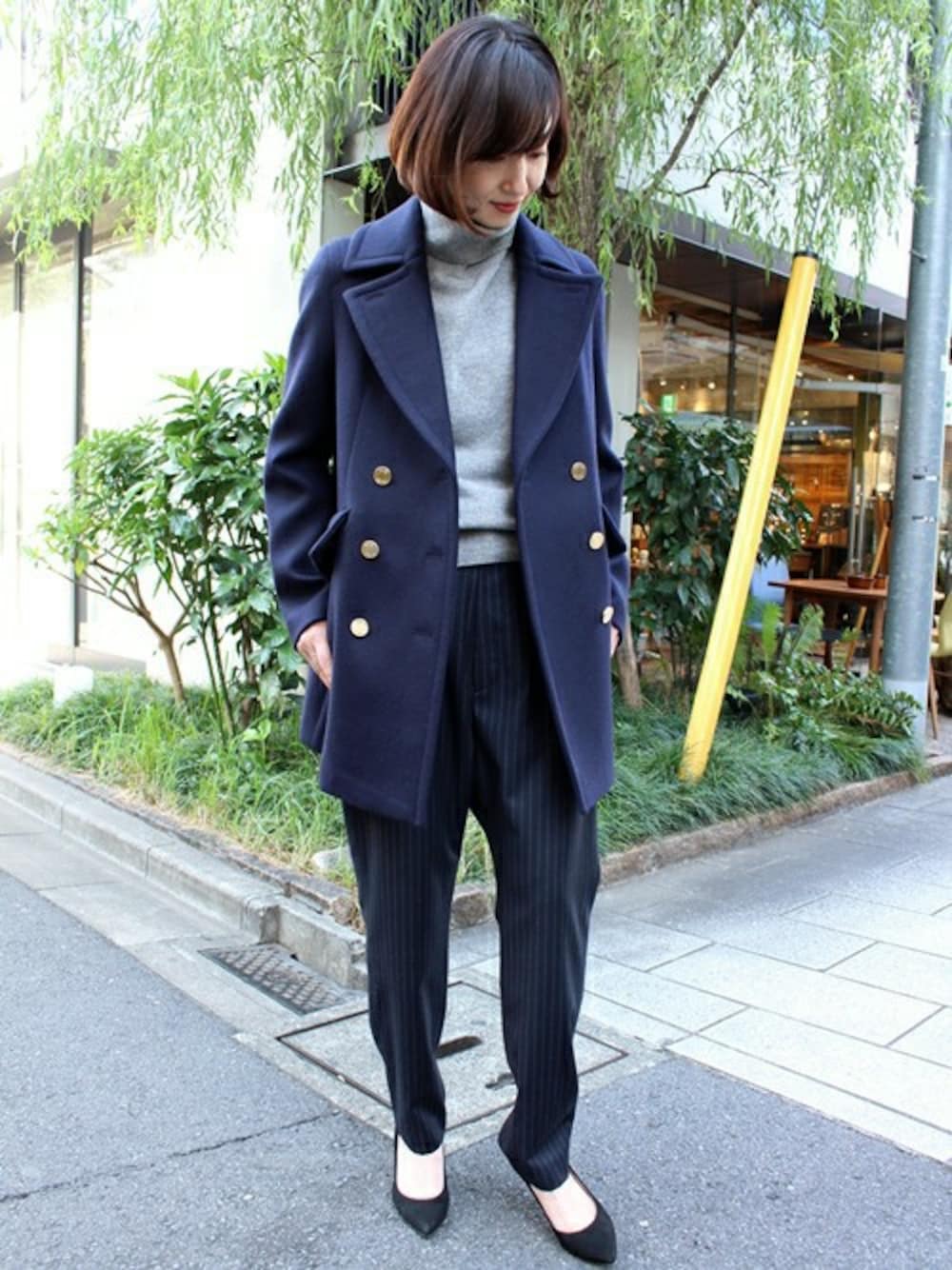 ブルー系のその他アウター、グレー系のニット/セーター、ブルー系のその他パンツを着用したレディースの秋コーディネートの1枚目の写真