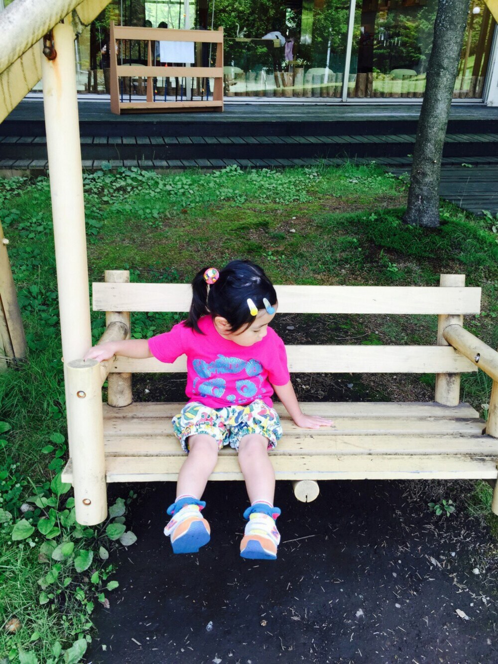 ピンク系のTシャツ/カットソー、ベージュ系のその他パンツ、その他のヘアゴムを着用したキッズの夏コーディネートの1枚目の写真