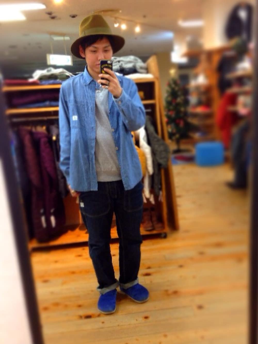 グレー系のTシャツ/カットソー、ブルー系のシャツ/ブラウス、ブルー系のデニムパンツを着用したメンズの冬コーディネートの1枚目の写真