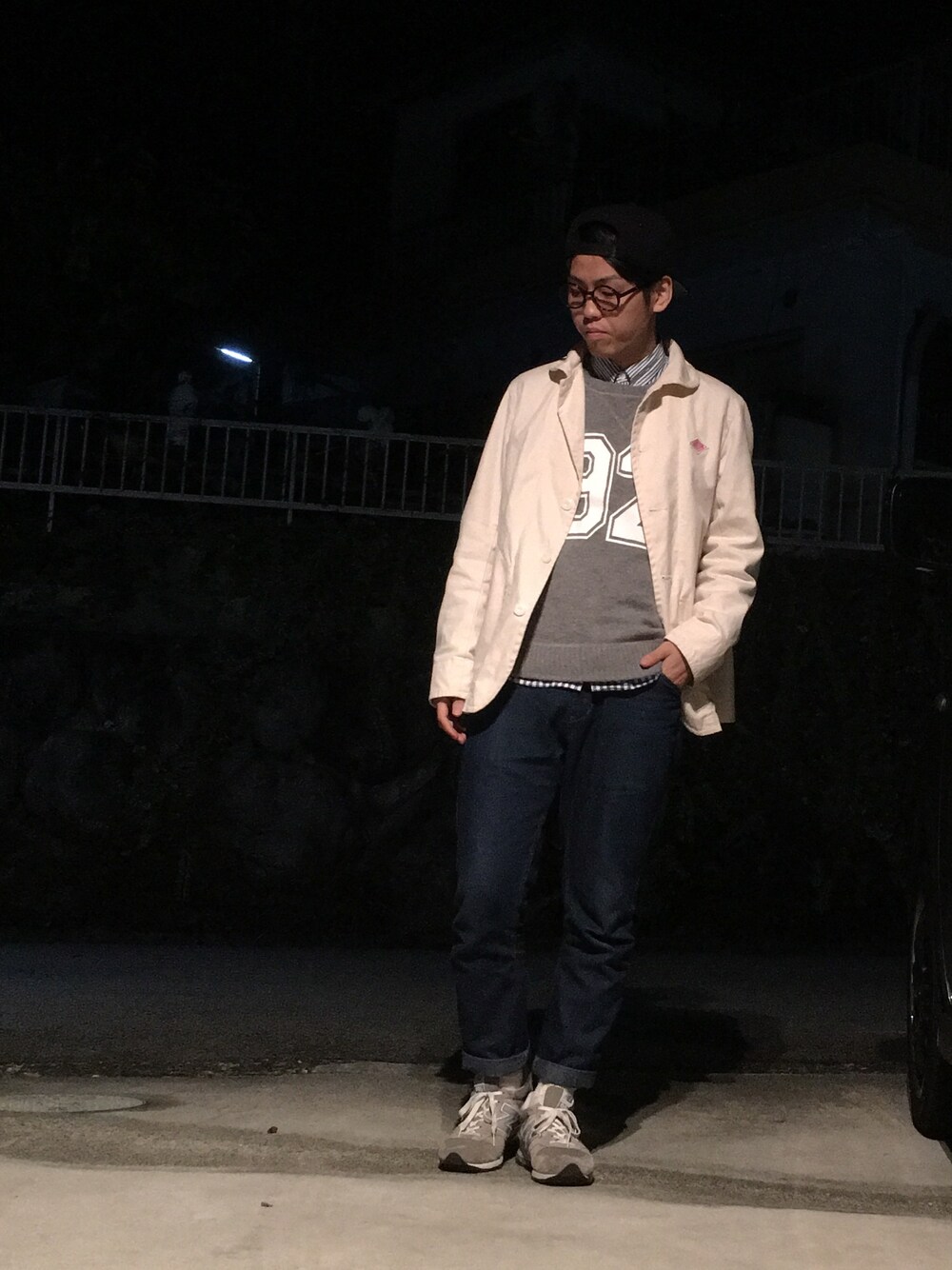 ベージュ系のカバーオール、グレー系のニット/セーター、ブルー系のシャツ/ブラウスを着用したメンズの秋コーディネートの1枚目の写真