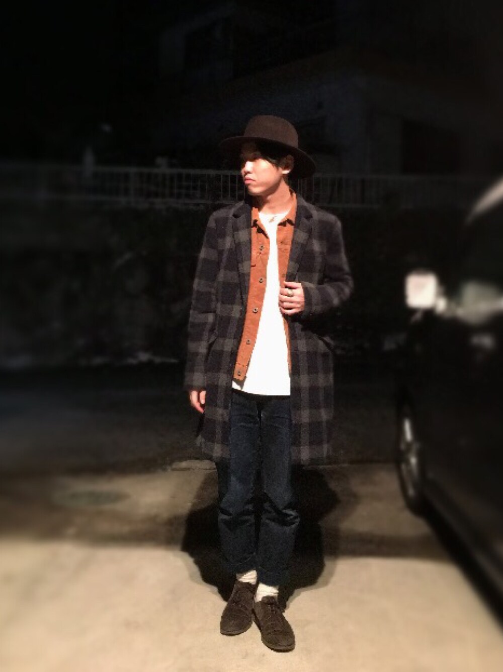 ホワイト系のTシャツ/カットソー、ブラウン系のその他アウター、グレー系のチェスターコートを着用したメンズの冬コーディネートの1枚目の写真