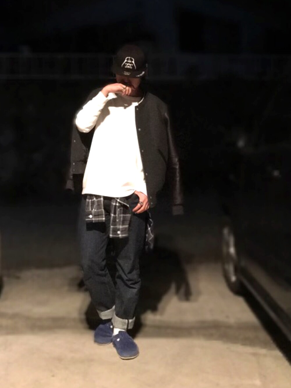 ベージュ系のTシャツ/カットソー、ブラック系のスタジャン、グレー系のシャツ/ブラウスを着用したメンズの春コーディネートの1枚目の写真