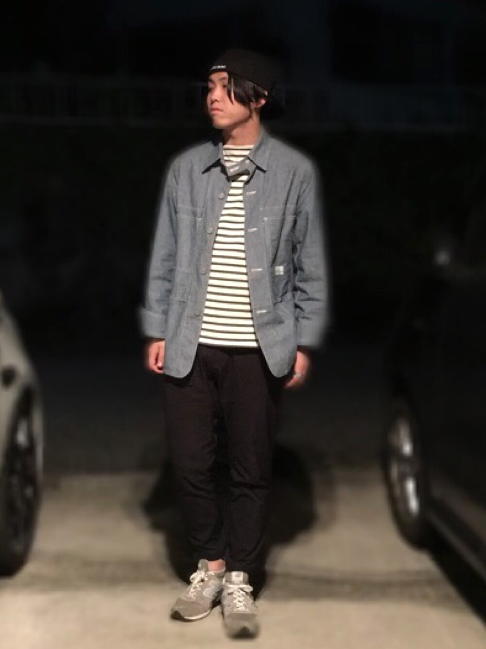 グレー系のTシャツ/カットソー、ブルー系のカバーオール、ブラック系のその他パンツを着用したメンズの春コーディネートの1枚目の写真