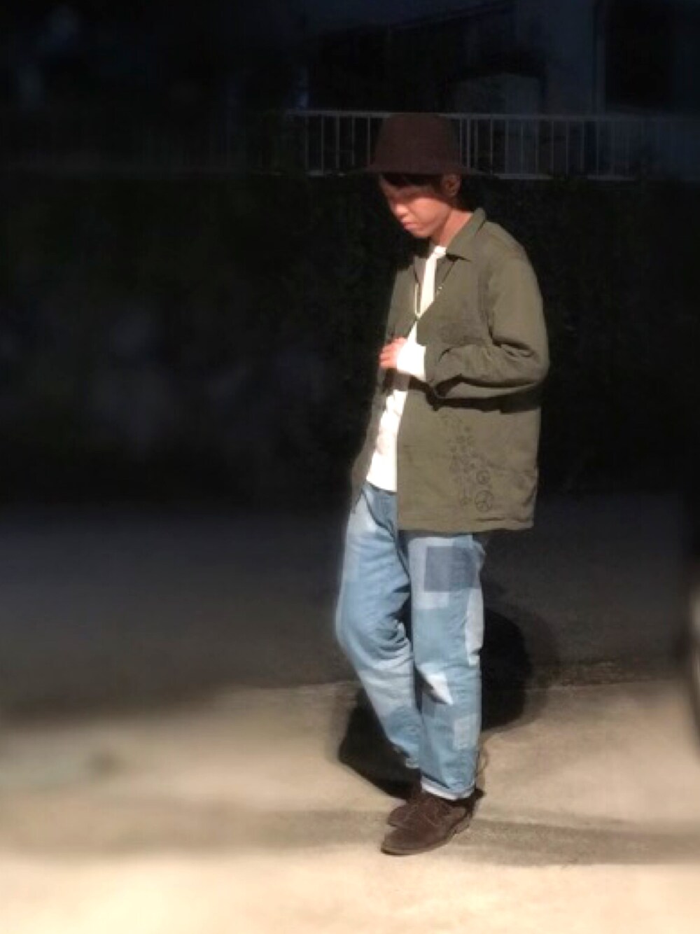 「秋、シンプル、レイヤードスタイル、ビーズネックレス、カーキシャツ、ワッフルカットソー、つばひろハット、スエードシューズ、パッチワークデニム」｜「SORBATTIの◇SORBATTI / ソルバッティ ナカオレHAT（ハット、ブラウン系）」を使った、けーちゃんさん（メンズ・168cm）の秋コーディネートの1枚目の写真