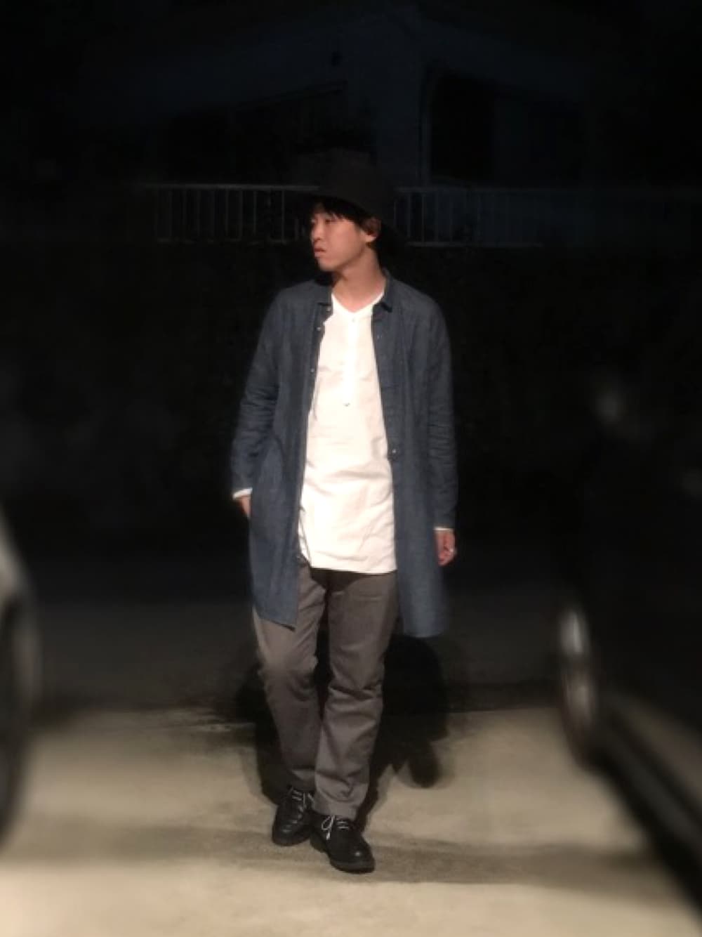 ホワイト系のシャツ/ブラウス、ブルー系のシャツ/ブラウス、グレー系のその他パンツを着用したメンズの秋コーディネートの1枚目の写真