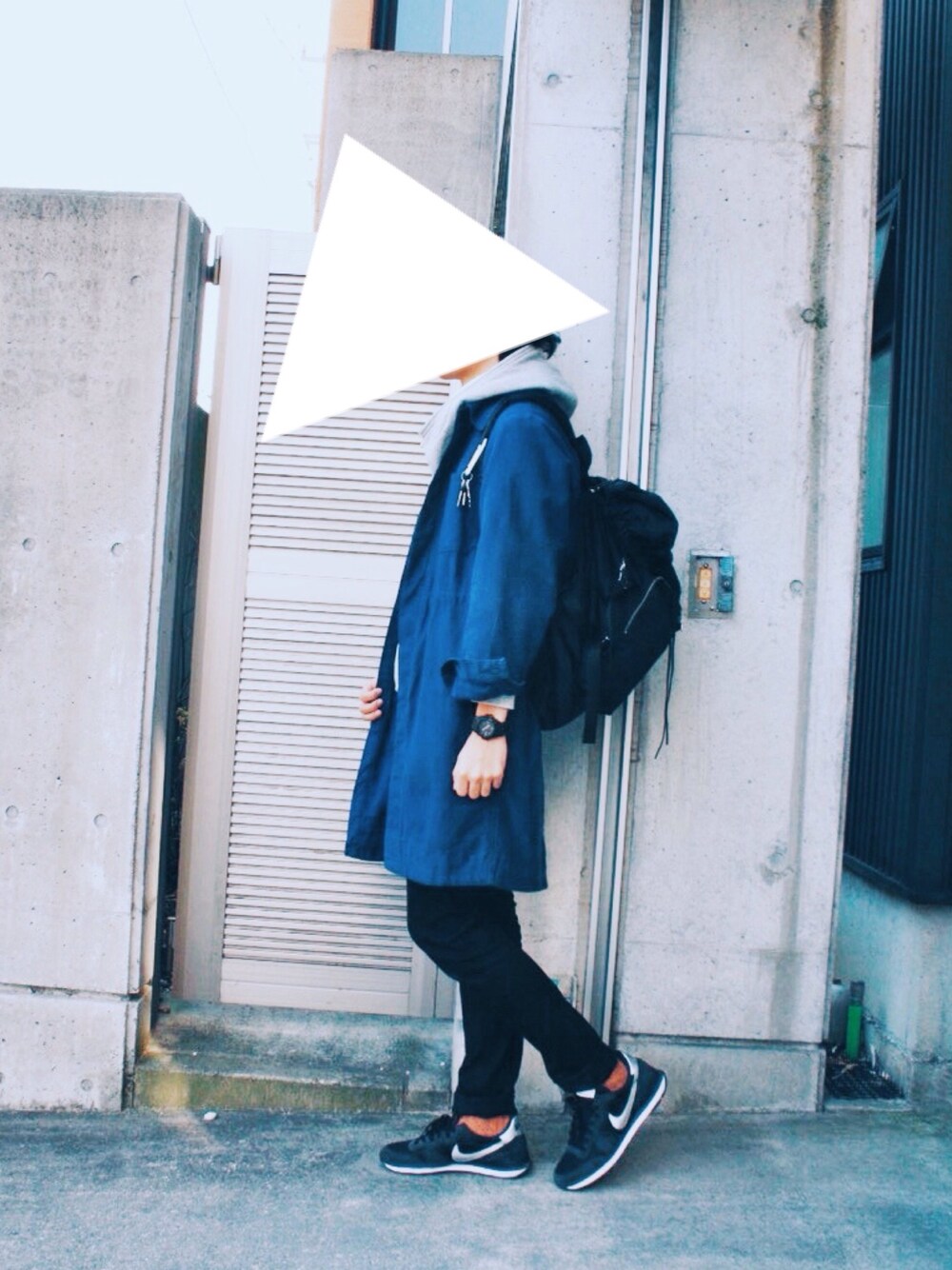 「シンプル、2014年、ラストWEAR、古着MIX、ゆるコーデ、バックパック、スニーカー、hatra、グレーのパーカー、UNIQLO、アウター×グレーパーカー」｜「hatraのアイテム（パーカー、グレー系）」を使った、dさん（メンズ・183cm）の冬コーディネートの1枚目の写真