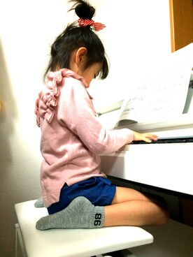 「petit main（プティマイン）の肩ボリュームフリル付き長袖トレーナー（スウェット、グレー系）」を使った、k♡uuuさん（キッズ・130cm）の春コーディネート