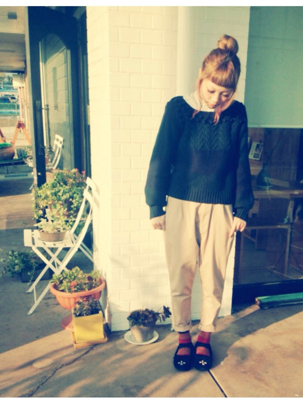 「ベージュのチノパン、ニット×シャツ、白シャツ、ニット、靴下屋、ミネトンカ、Kastane、お団子ヘアー、ショート丈トップス、モカシン」｜「MinnetonkaのMINNETONKA THUNDERBIRD２ [ミネトンカ サンダーバード2]（モカシン/デッキシューズ）」を使った、manamiynさん（レディース・160cm）の秋コーディネートの1枚目の写真