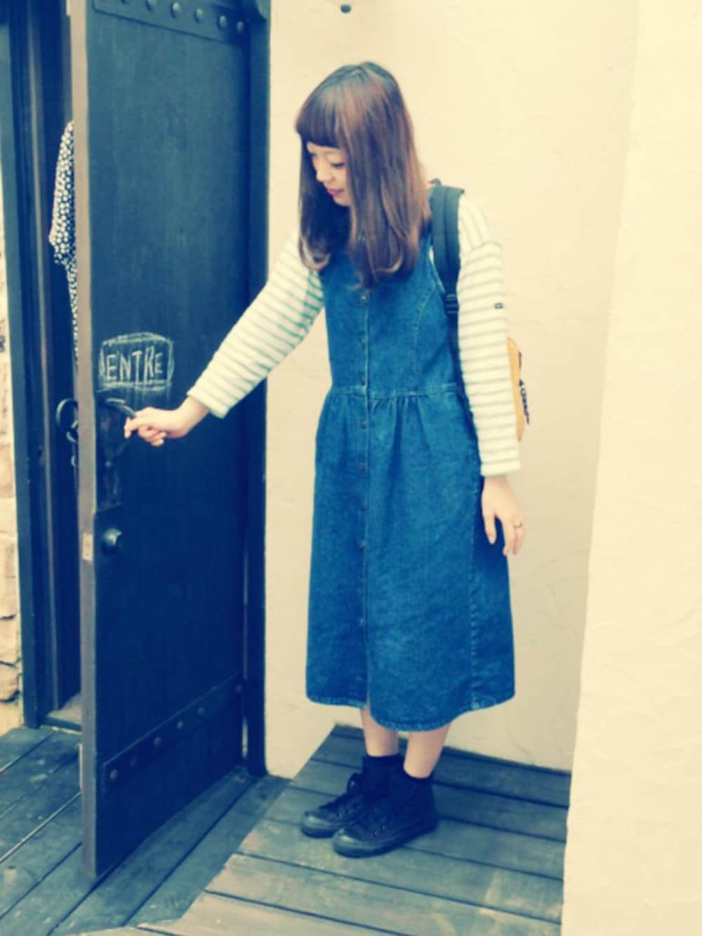 「オーバーオール、春色、ピクニック、ペタンコ靴、デニムワンピース、コンバース オールスター、古着MIX、used、saint james、ボーダートップス」｜「G-SHOCKのG-SHOCK MINI （アナログ腕時計、ホワイト系）」を使った、manamiynさん（レディース・160cm）の春コーディネートの1枚目の写真